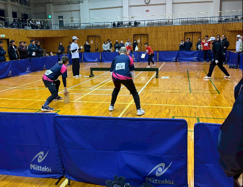 第70回高尾杯争奪戦の試合風景 - 体育館内でパンポンの試合が行われている様子